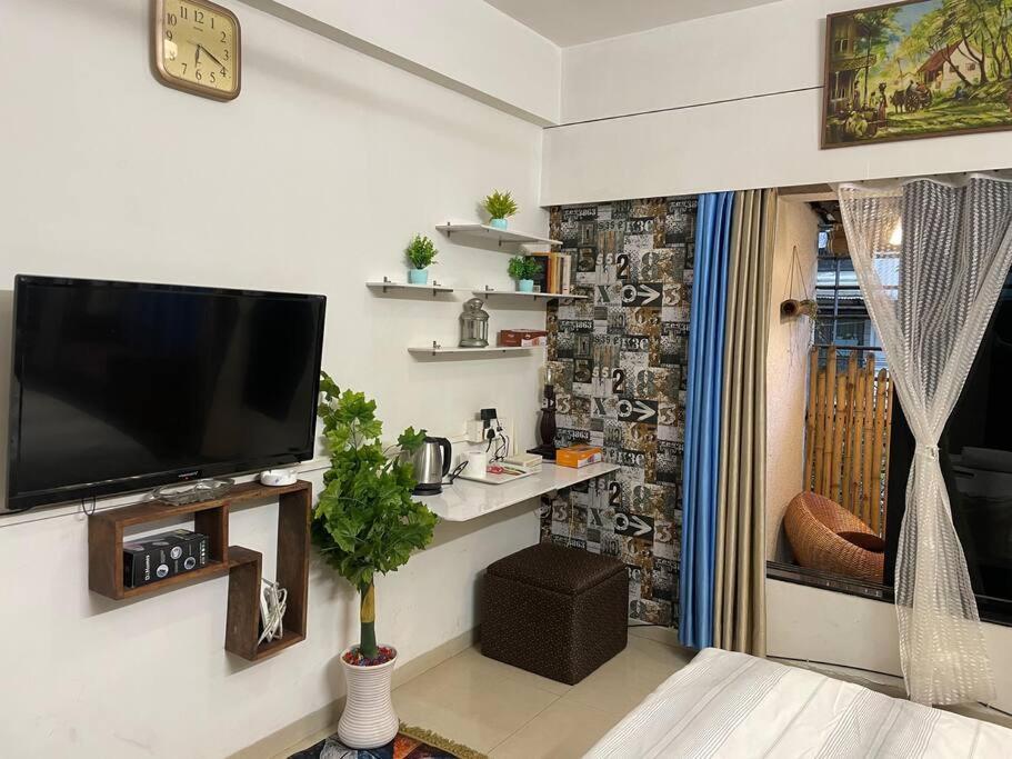 Shubhlaxmi With Sit Out - Linking Rd * Bombaj